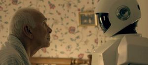 Un vieil homme et un robot se regardent