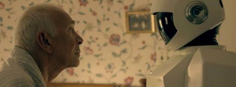 Un vieil homme et un robot se regardent