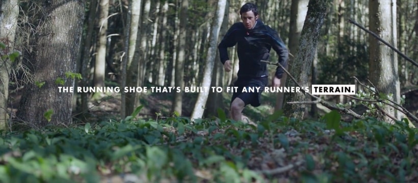 Salomon Pub homme qui court dans les bois