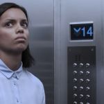 femme bloquee dans un ascenseur