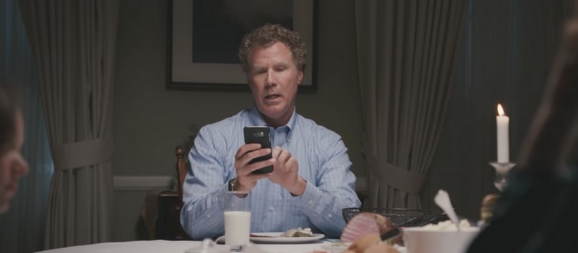 Will Ferrell will ferrell sur son smartphone pendant le repas du soir