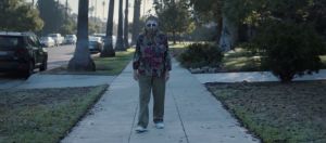 femme marchant avec un masque sur le visage