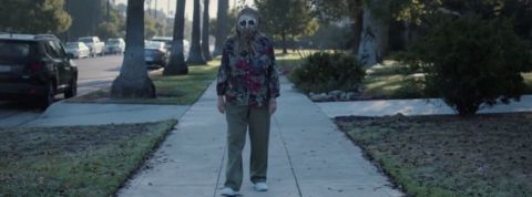 Xfinity femme marchant avec un masque sur le visage