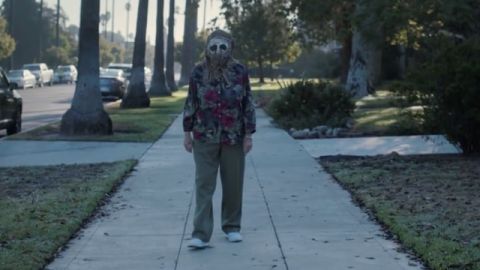 femme marchant avec un masque sur le visage