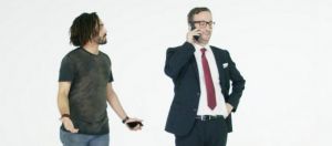 homme essayant de parler a un autre