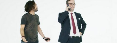 Youtube C3 homme essayant de parler a un autre