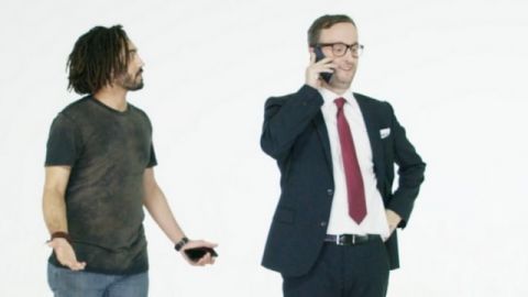 homme essayant de parler a un autre