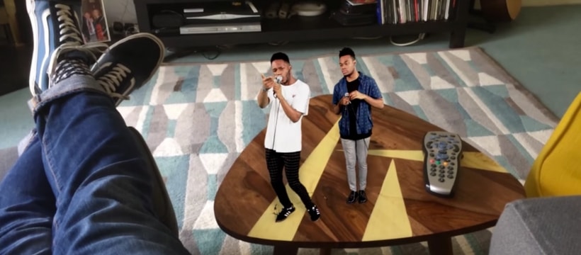 5 news tech firstage ford charlie Deux chanteurs sur une table basse avec l'application Firstage