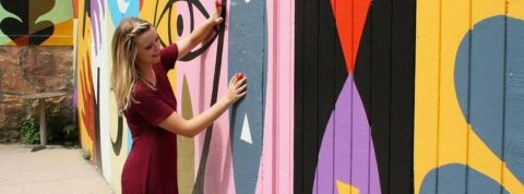 Bagues Musicales femme jouant de la musique sur un mur