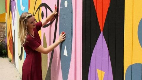 femme jouant de la musique sur un mur