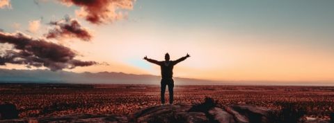 bonheur homme coucher de soleil