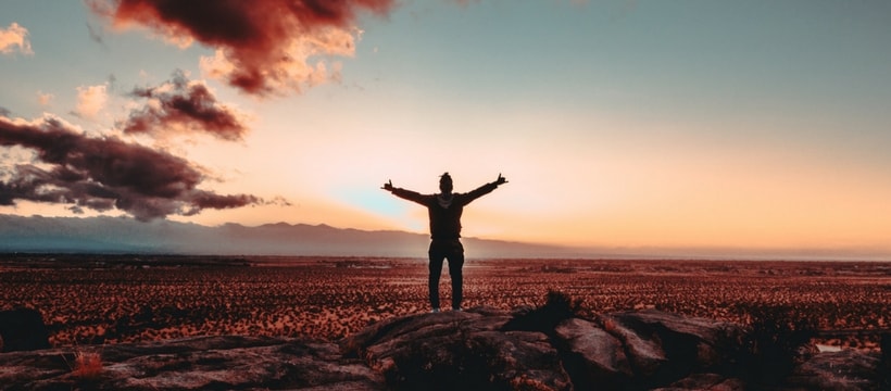 bonheur homme coucher de soleil
