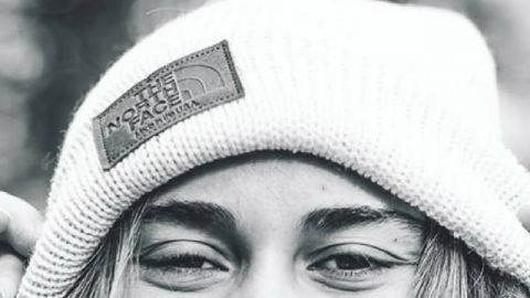 fille avec un bonnet the north face