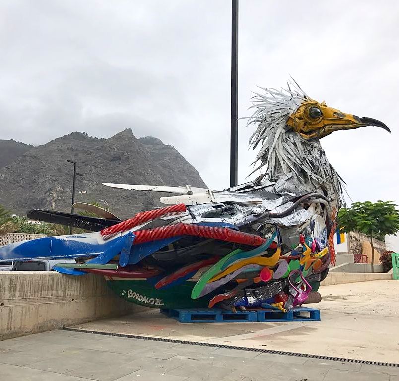 oiseau en dechet de plastique