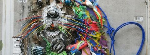 Castor bordalo II un castor geant cree a partir de dechets en plastique