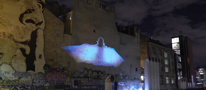 Danse fleur femme qui danse projetee sur un mur a pompidou