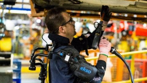 ouvrier automobile equipe de sa veste ekso