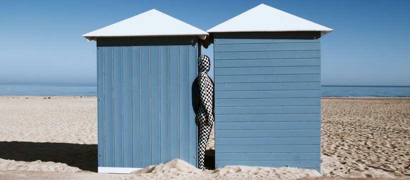 photo de Felicia Simon homme en juste au corps sur une plage