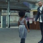 fee qui discute avec une enfant