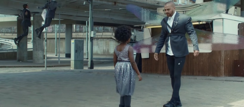 H et M Pub fee qui discute avec une enfant