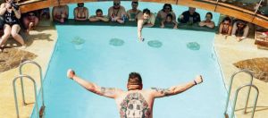 homme sautant d'un plongeoir