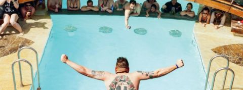 homme sautant d'un plongeoir