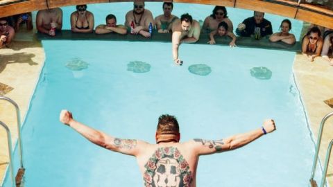 homme sautant d'un plongeoir