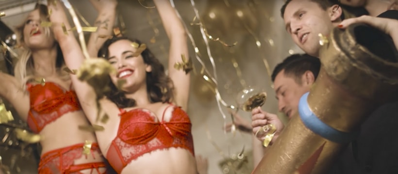 Honey Birdette deux femmes en lingerie assises sur un canon