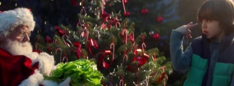 intermarche noel Le Père Noël en train d'accepter une salade pour le spot de Noël d'Intermarché