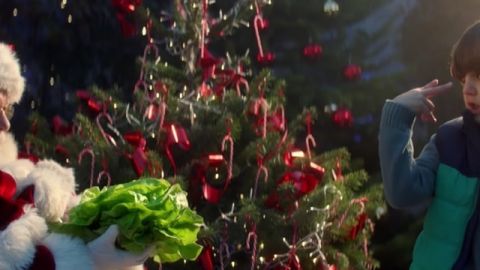 Le Père Noël en train d'accepter une salade pour le spot de Noël d'Intermarché