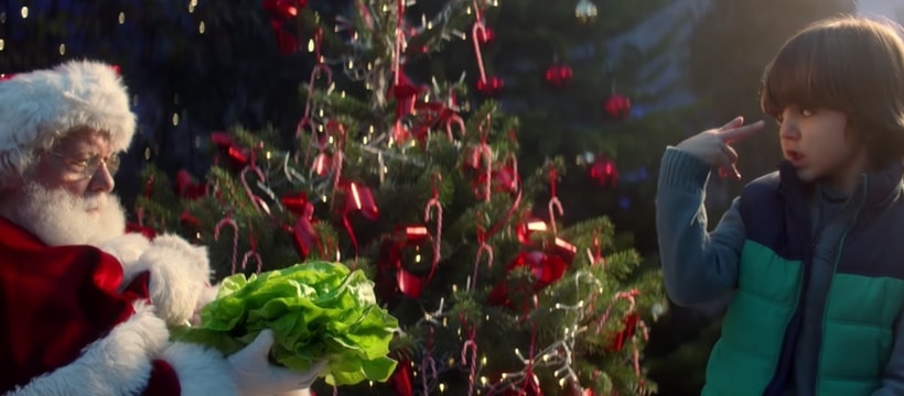 intermarche noel Le Père Noël en train d'accepter une salade pour le spot de Noël d'Intermarché
