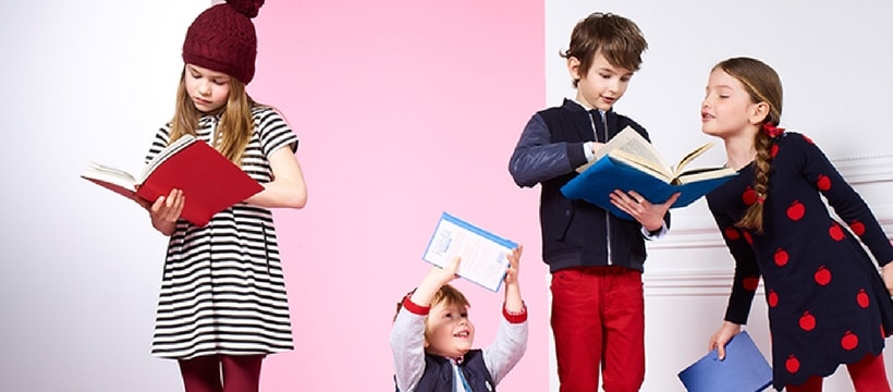 Jacadi enfants qui posent pour jacadi
