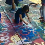 filles qui graffent a laerosol