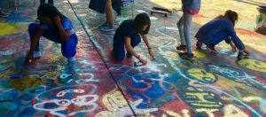 filles qui graffent a laerosol