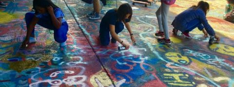 laerosol filles qui graffent a laerosol