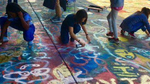 filles qui graffent a laerosol