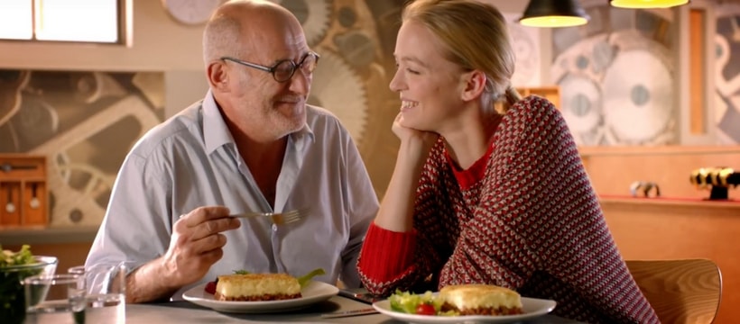 Marie WNP un pere mange avec sa fille