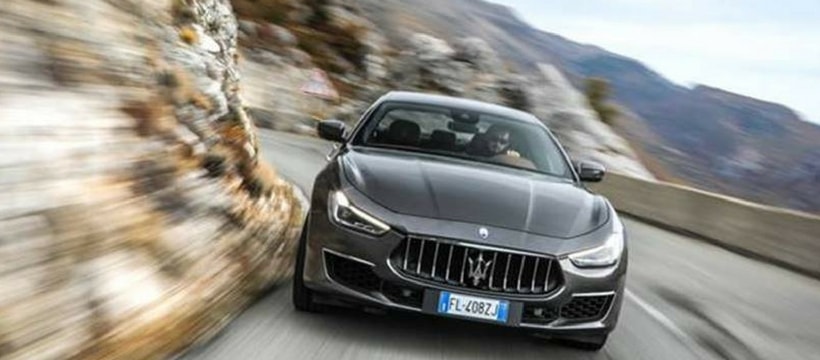 Maserati voiture maserati sur une route