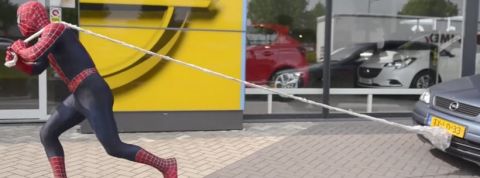 spiderman tractant une voiture opel