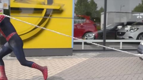 spiderman tractant une voiture opel