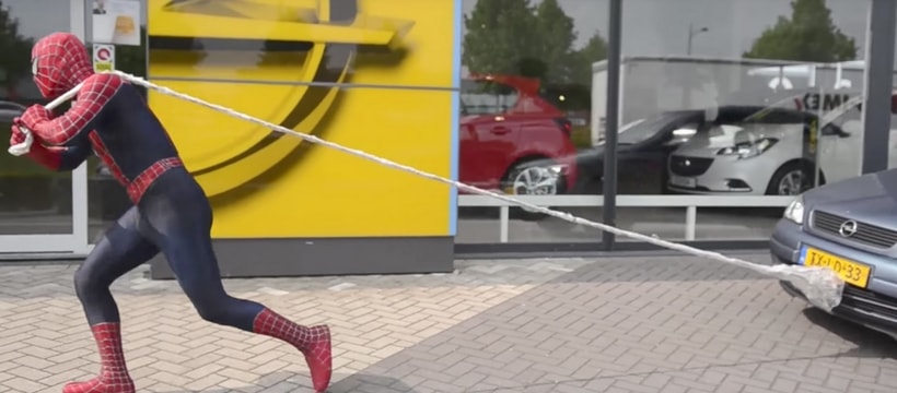 spiderman tractant une voiture opel