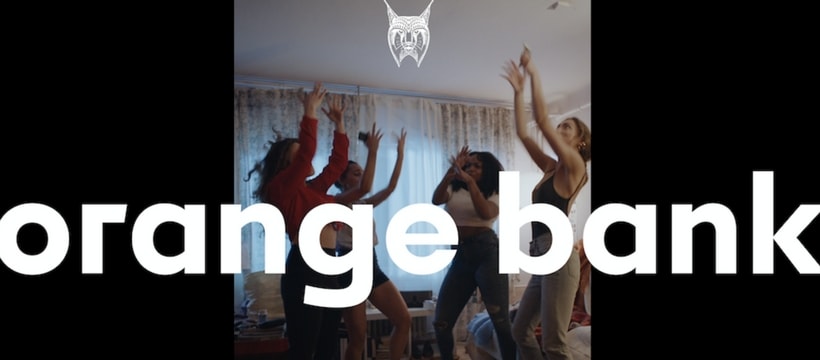 Orange Bank filles qui dansent dans un salon