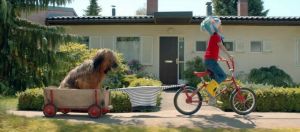 Extrait d'une publicité Petit Bateau, dans laquelle un petit garçon tire son chien depuis son vélo à l'aide de sa marinière