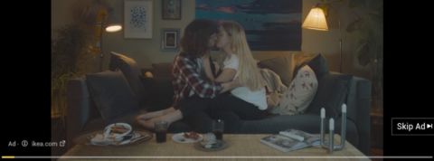 Preroll IKEA jeunes qui sembrassent devant la tele