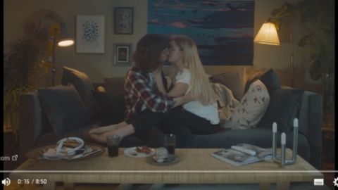 jeunes qui sembrassent devant la tele