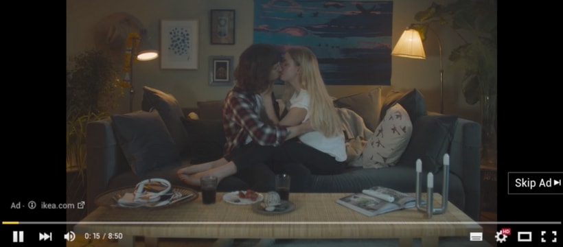 Preroll IKEA jeunes qui sembrassent devant la tele