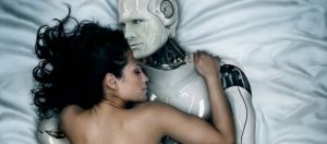 Une femme au lit avec un robot