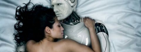 Robot Une femme au lit avec un robot