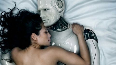 Une femme au lit avec un robot