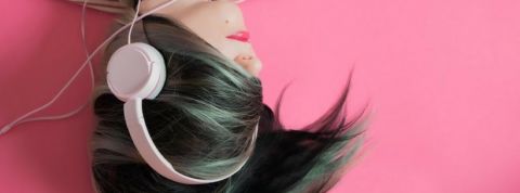 Spotify femme qui ecoute de la musique